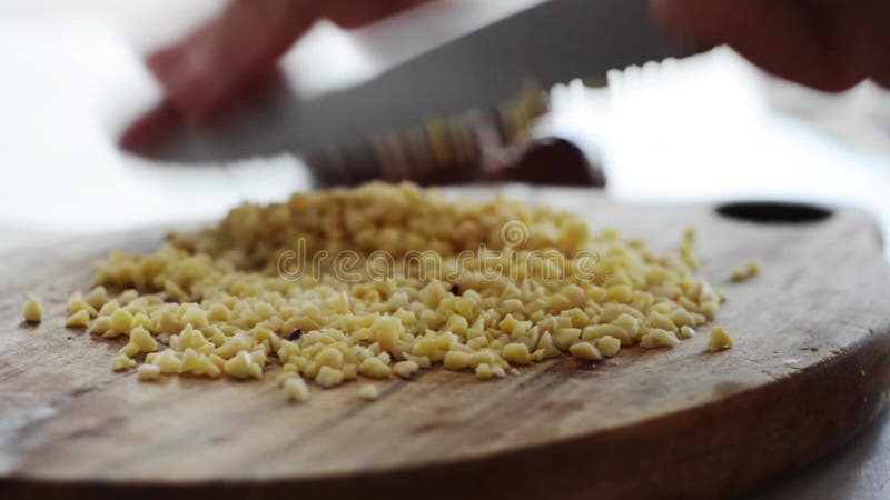 Confitería de corte en cuadritos de la almendra del cocinero del artesano en la tajadera auténtica