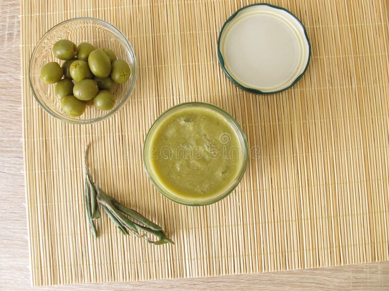 Confiture d'olive verte dans le pot photographie stock libre de droits Confiture d'olive verte dans le pot photographie stock libre de droits