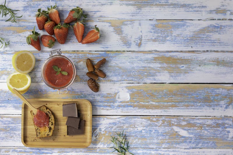 Confiture de fraise avec les dates et le gâteau à la carotte de banane photos stock Confiture de fraise avec les dates et le gâteau à la carotte de banane photos stock
