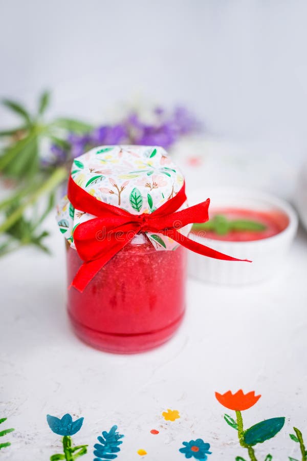 Confiture faite maison de baie dans un pot photographie stock libre de droits Confiture faite maison de baie dans un pot photographie stock libre de droits