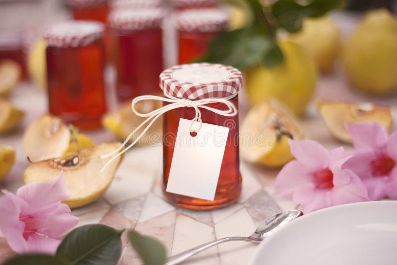 Confiture Maison De Coing Dans Un Pot En Verre Sur Un Vieux Fond En