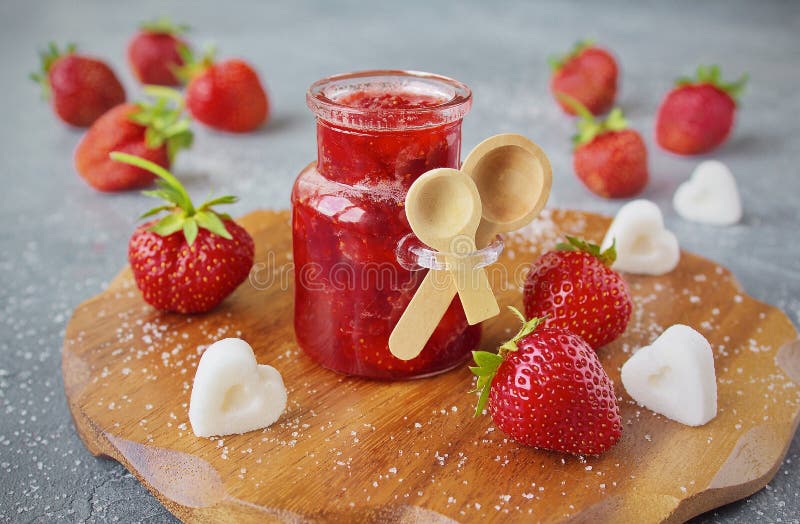 Confiture ou confiture d'oranges de fraise faite maison dans le pot en verre images stock Confiture ou confiture d'oranges de fraise faite maison dans le pot en verre images stock