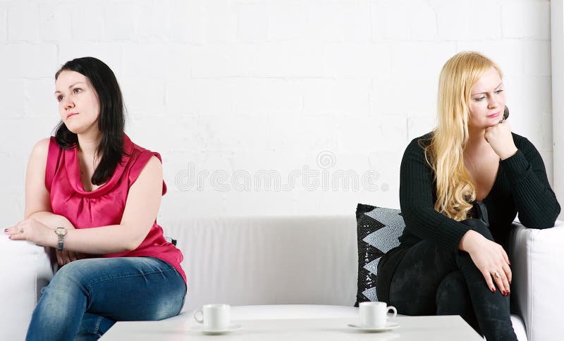 Conflit entre deux femmes photographie stock libre de droits Conflit entre deux femmes photographie stock libre de droits