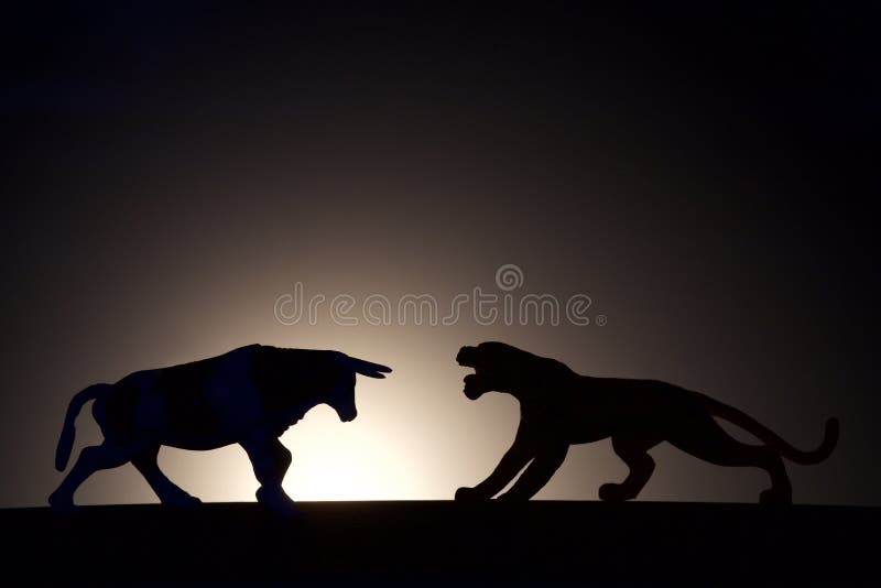 Conflito do conceito Bull contra a silhueta do tigre imagem de stock royalty free Conflito do conceito Bull contra a silhueta do tigre imagem de stock royalty free