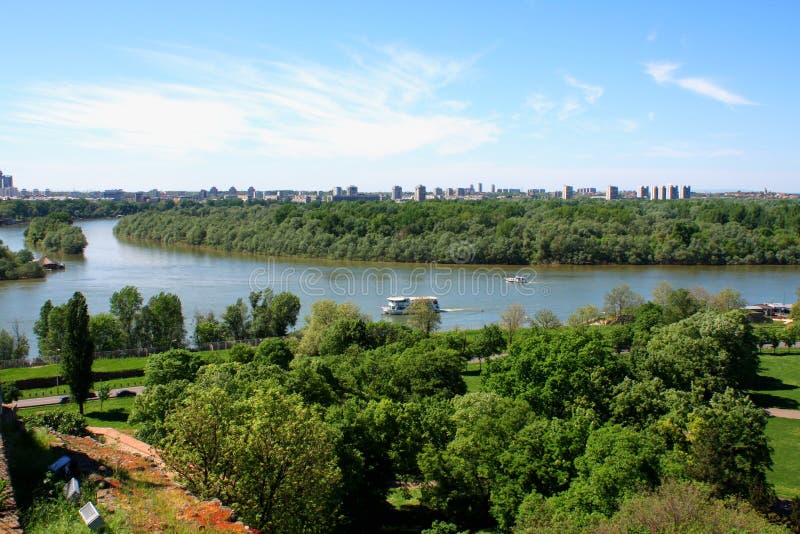 Confluent de la rivière Sava et Danube à Belgrade avec la belle vue