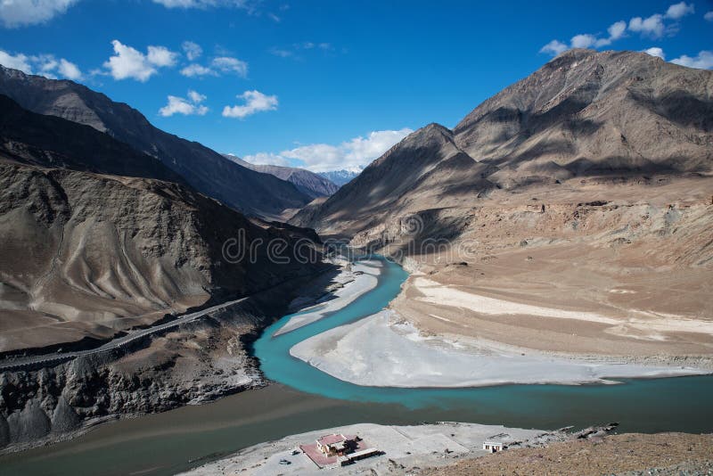 Confluent de Zanskar et de fleuves Indus images libres de droits Confluent de Zanskar et de fleuves Indus images libres de droits