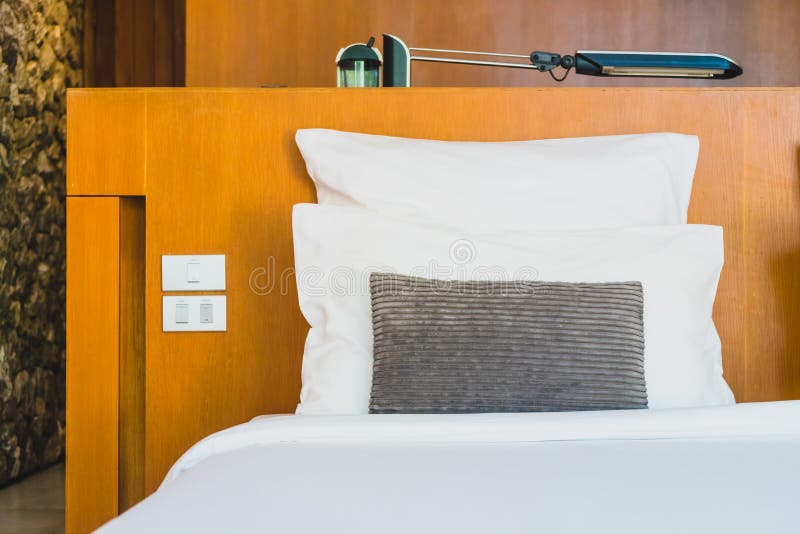 Confortable biała poduszka na łóżku obrazy stock Confortable biała poduszka na łóżku obrazy stock