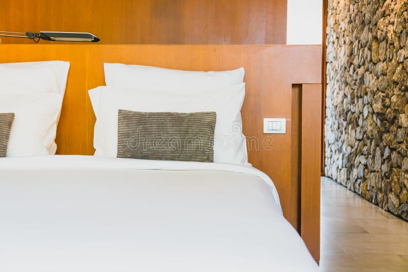 Confortable biała poduszka na łóżku obraz stock Confortable biała poduszka na łóżku obraz stock