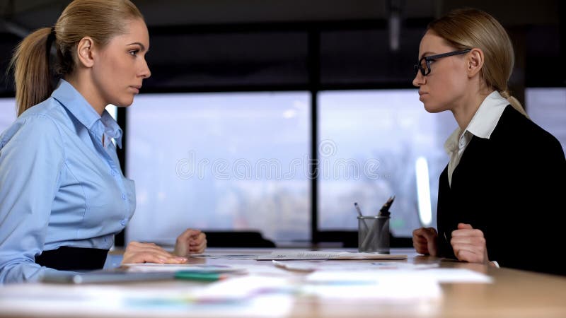 Confrontation au travail, directeurs féminins concurrençant pour la promotion, concours images stock Confrontation au travail, directeurs féminins concurrençant pour la promotion, concours images stock