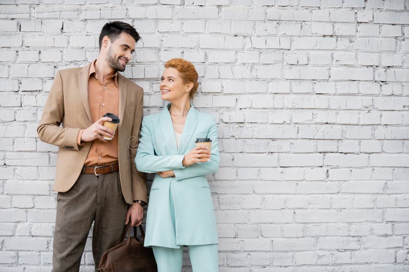 Confrères d'affaires heureux en costumes tendance photo stock