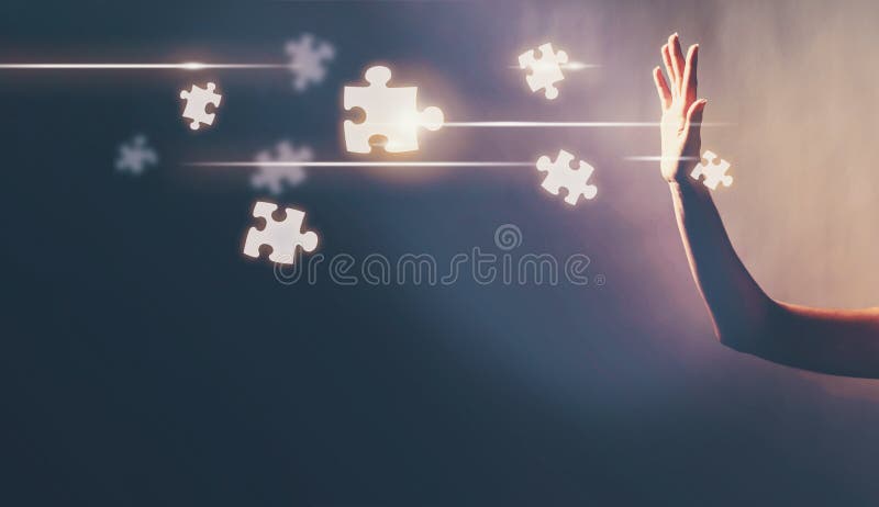 Confunda partes com uma mão em um fundo escuro imagens de stock