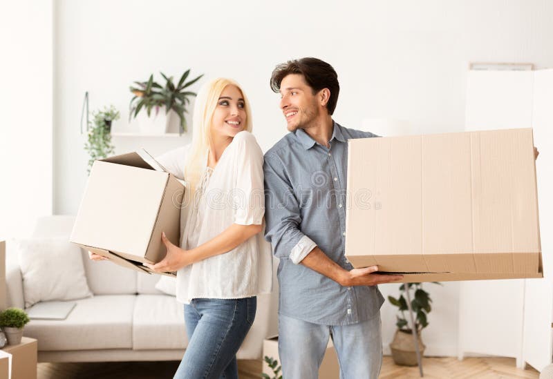 Confundido junte las cajas móviles que llevan alistan para la relocalización o la separación imágenes de archivo libres de regalías Confundido junte las cajas móviles que llevan alistan para la relocalización o la separación imágenes de archivo libres de regalías