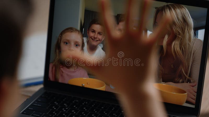 Conférence de famille des enfants à la maison closeup. parents joyeux parlant en vidéo banque de vidéos