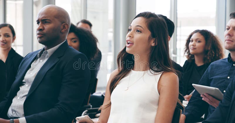 Conférences et séminaire avec une femme d'affaires à la conférence pour l'auditoire et l'atelier. Invité de présentation photos libres de droits