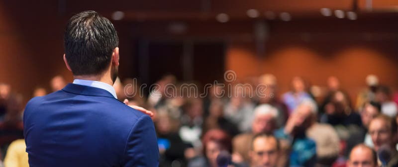 Conférencier présentant l'exposé à l'événement d'affaires image libre de droits