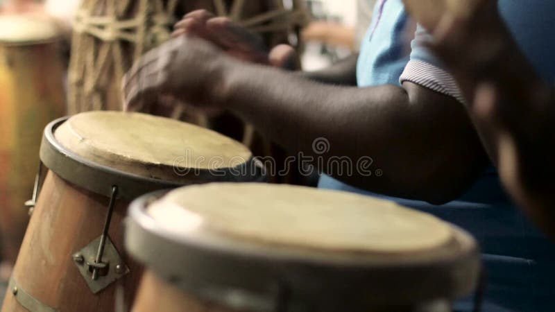 Conga trommelt Spieler in der Gruppe