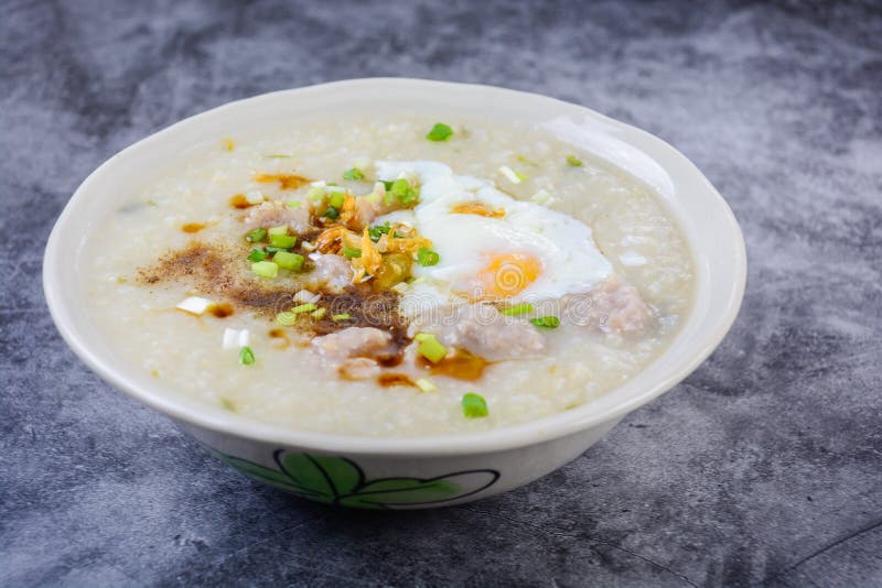 Congee, Rice-pap met gehakt varkensvlees, gekookt ei, geweldig voor het ontbijt stock afbeeldingen Congee, Rice-pap met gehakt varkensvlees, gekookt ei, geweldig voor het ontbijt stock afbeeldingen