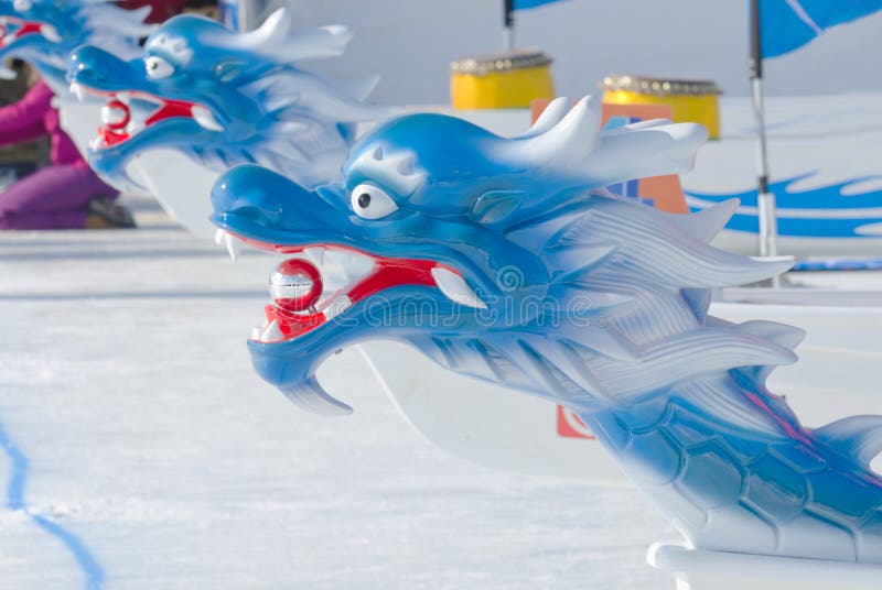 Congele Dragon Boat em Winterlude no lago do ` s do Dow fotografia de stock royalty free Congele Dragon Boat em Winterlude no lago do ` s do Dow fotografia de stock royalty free
