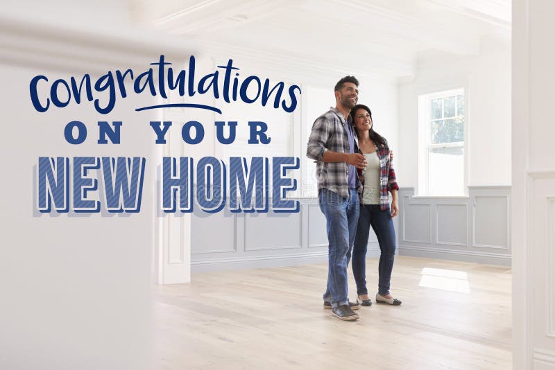 Congratulazioni sulla vostra nuova casa Coppie che si muovono dentro immagini stock libere da diritti Congratulazioni sulla vostra nuova casa Coppie che si muovono dentro immagini stock libere da diritti