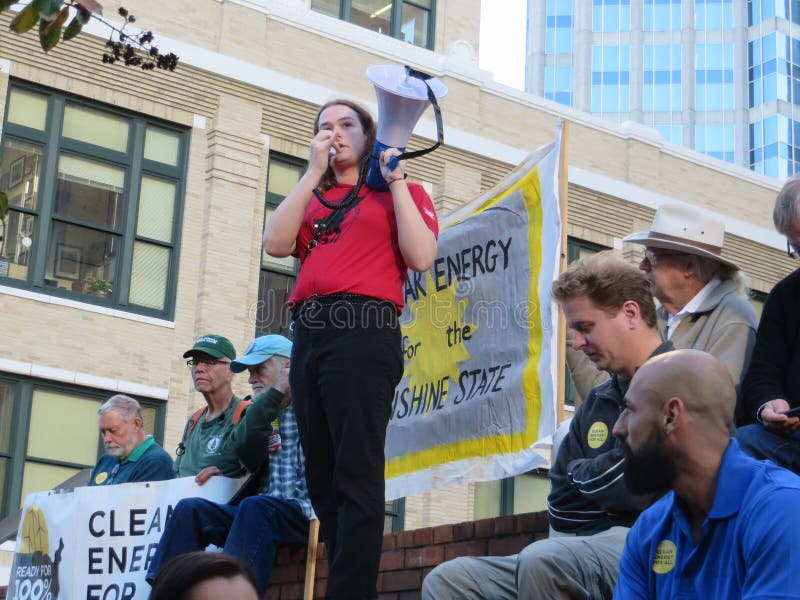 Congresista transexual en protesta por la huelga climática foto de archivo