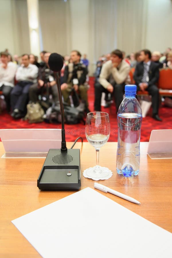 Congresso in corridoio. fuoco sulla bottiglia. fotografia stock libera da diritti Congresso in corridoio. fuoco sulla bottiglia. fotografia stock libera da diritti
