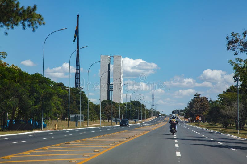 Congresul național și drapelul brazilian pe un peisaj monumental tipic al capitalei braziliene Brazilia stock photo