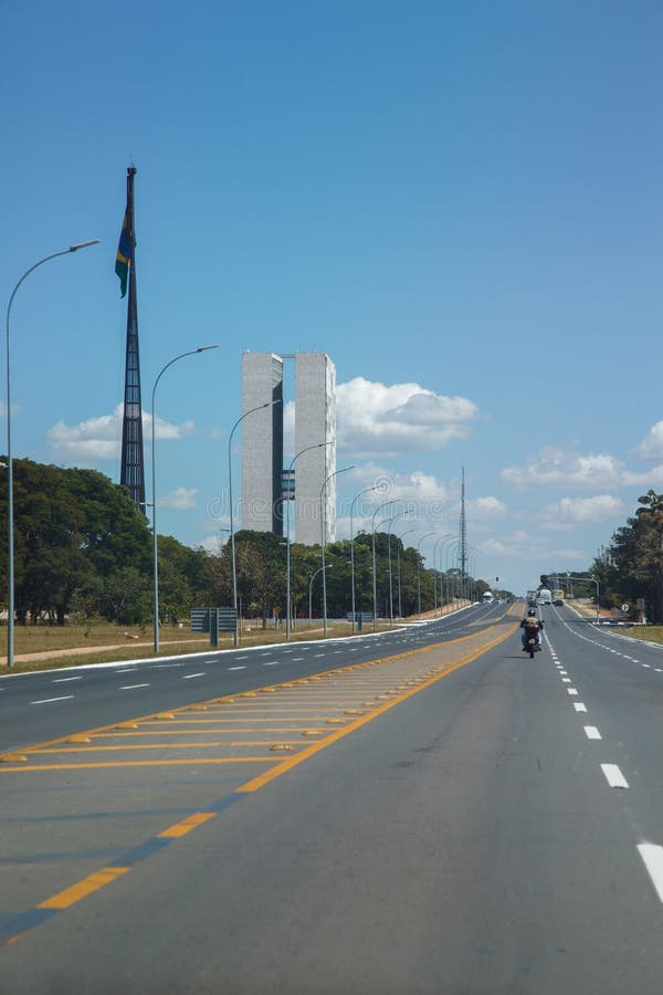 Congresul național și drapelul brazilian pe un peisaj monumental tipic al capitalei braziliene Brazilia stock image