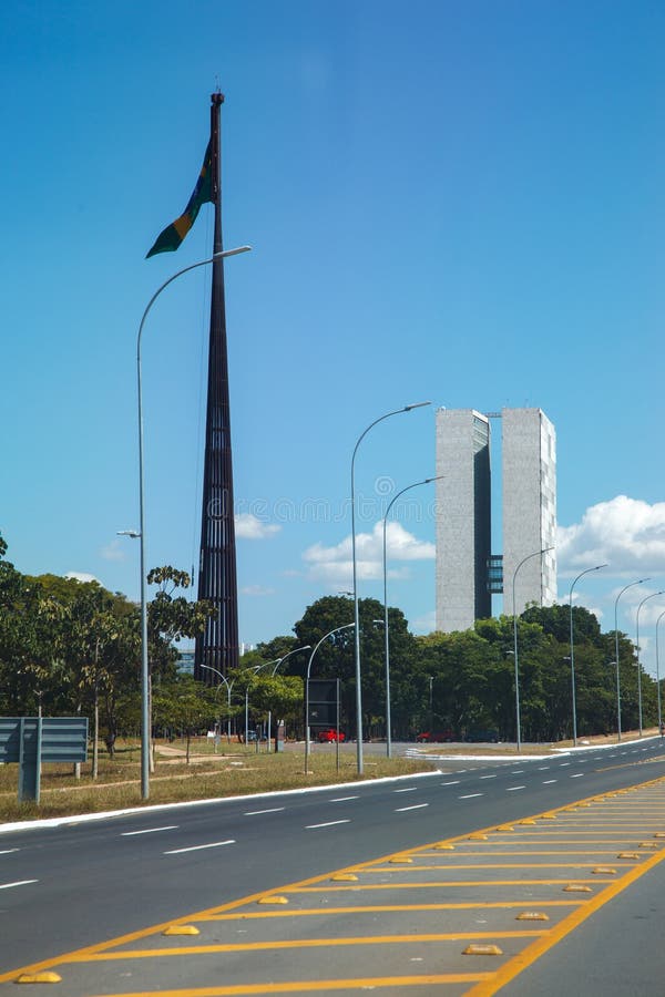 Congresul național și drapelul brazilian pe un peisaj monumental tipic al capitalei braziliene Brazilia royalty free stock image