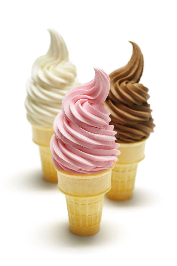 Coni del gelato dalla macchina automatica o yogurt congelato