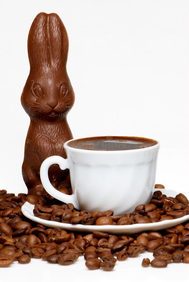Coniglio di pasqua del cioccolato con alto di caffè