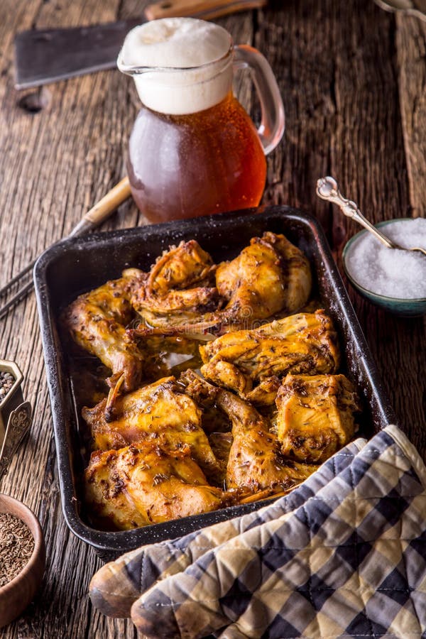 Coniglio Fette arrostite del coniglio con le spezie americane sale dell'aglio delle patate, il cumino del pepe e la birra alla sp fotografia stock Coniglio Fette arrostite del coniglio con le spezie americane sale dell'aglio delle patate, il cumino del pepe e la birra alla sp fotografia stock