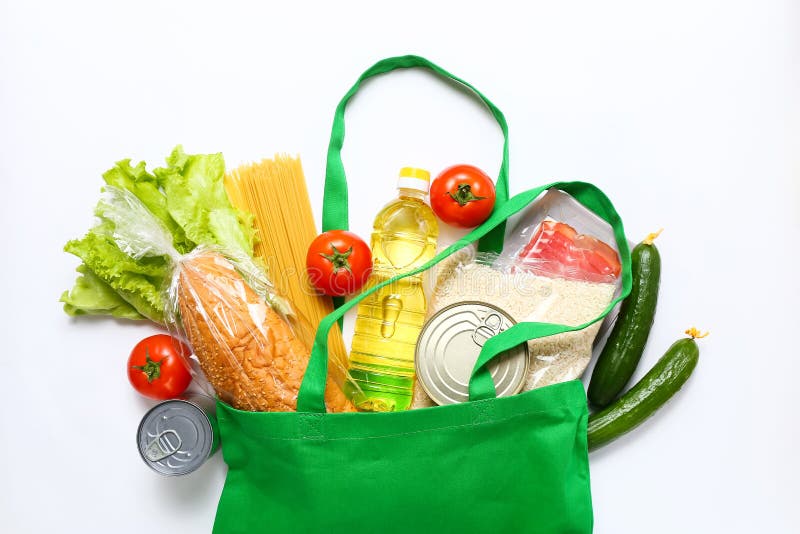 Conjunto de artigos de mercearia de legumes óleo de massa de alimentos enlatados cereal em saco verde de eco-compras em fundo bran