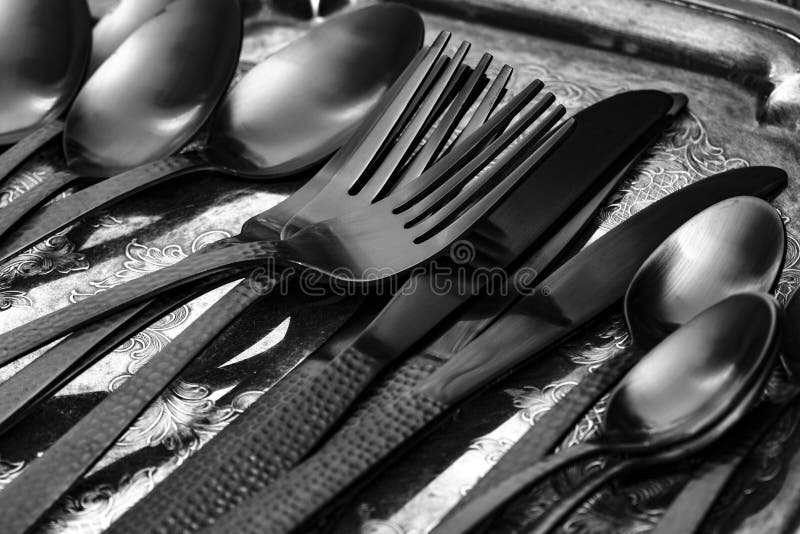 Conjunto De Cubiertos Negros En Una Bandeja De Plata Antigua. Imagen de  archivo - Imagen de kitchenware, gris: 242762553