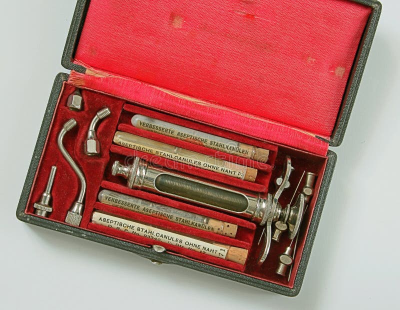 Jeringuilla antigua imagen de archivo. Imagen de acero 89070985