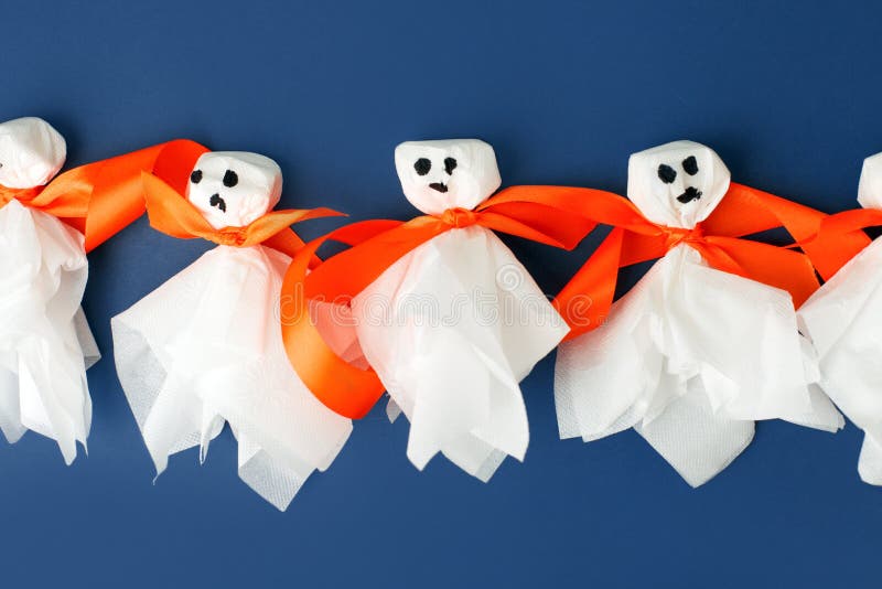 Conjunto De Materiales Para Juguetes De Halloween Fantasma De La Servilleta  De Papel Blanco. Diy Creativo Para Los Niños En Azul. Imagen de archivo -  Imagen de arte, cabritos: 226267593