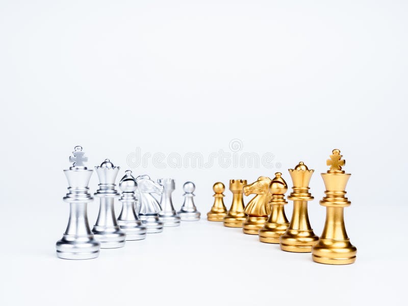 Uma peça de xadrez da rainha de ouro em pé com a vitória perto de uma peça  de xadrez da rainha de prata caída em um tabuleiro de xadrez em fundo  escuro.