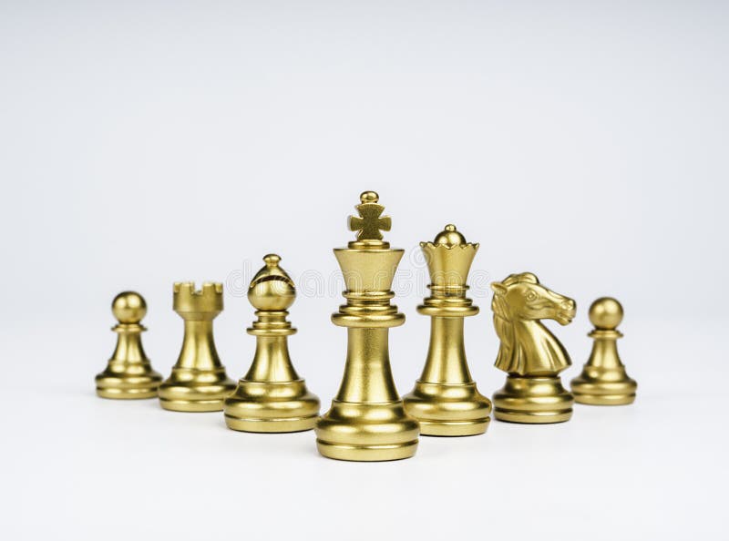 O conjunto de elemento de peças de xadrez dourado, rei, rainha, torre,  bispo, cavalo, peão em pé no tabuleiro de xadrez em fundo escuro, estilo  vertical. liderança, trabalho em equipe, parceria, conceito