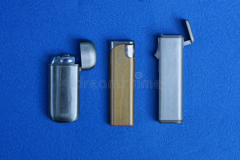 Conjunto de três isqueiros metálicos antigos fotos de stock Conjunto de três isqueiros metálicos antigos fotos de stock