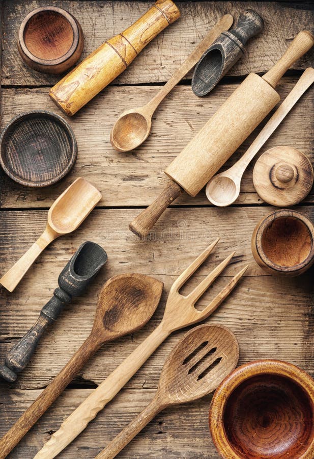https://thumbs.dreamstime.com/b/conjunto-de-utensilios-cocina-madera-concepto-r%C3%BAsticos-colocados-sobre-un-fondo-antiguo-167673494.jpg