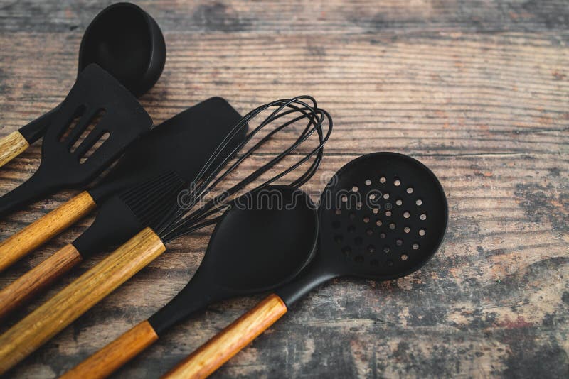 https://thumbs.dreamstime.com/b/conjunto-de-utensilios-cocina-madera-y-silicona-juego-cocinando-en-casa-o-aprendiendo-cocinar-que-combinan-el-concepto-aprender-244538754.jpg