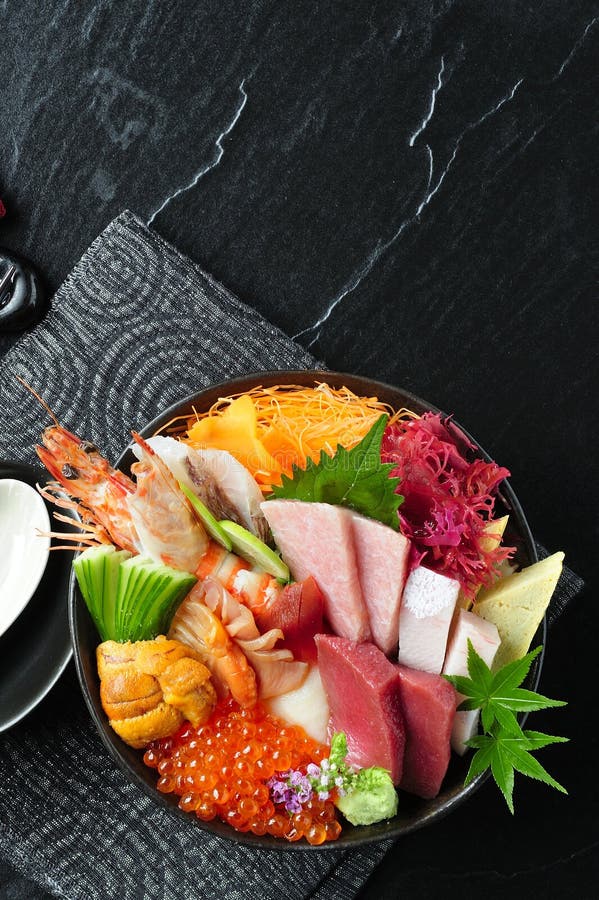 Conjunto del Sashimi dispuesto en el tazón de fuente