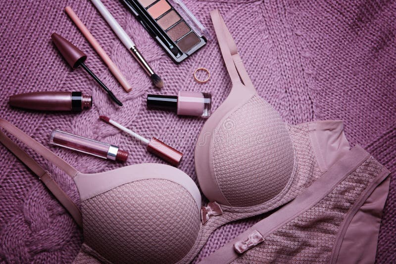 Conjunto glamoroso y elegante lencería rosada sexy con accesorios para mujeres y cosméticos imagen de archivo Conjunto glamoroso y elegante lencería rosada sexy con accesorios para mujeres y cosméticos imagen de archivo