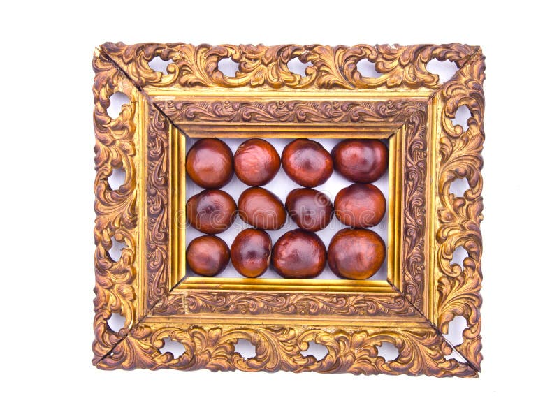 Conker bär frukt i antika utsmyckade den isolerade bildramen royaltyfria foton Conker bär frukt i antika utsmyckade den isolerade bildramen royaltyfria foton