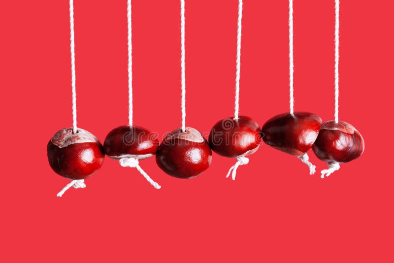 Download Conkers Que Cuelgan De Secuencia En Fila Foto de archivo - Imagen de shoestring, rojo: 100530534