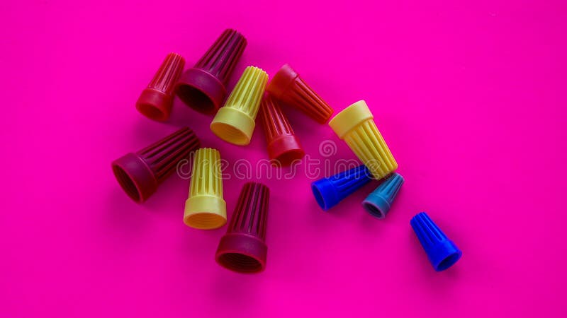 Connettori Per Cavi Elettrici a Colori Fotografia Stock - Immagine di rosa,  plastica: 234971970