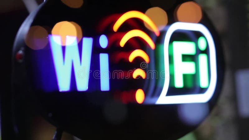 Connexion de clignotant de Wi-Fi la fenêtre du cafétéria, ville de nuit