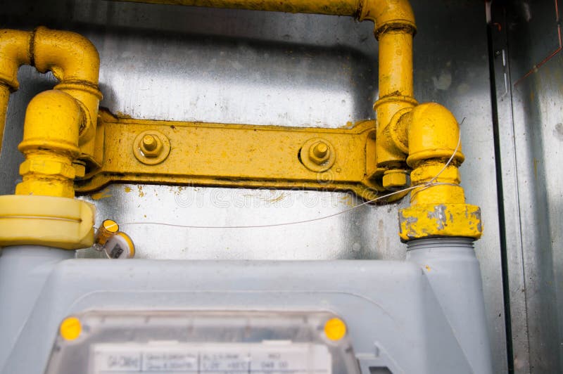 Connexions de tuyau jaunes de gaz naturel dans la boîte photographie stock Connexions de tuyau jaunes de gaz naturel dans la boîte photographie stock