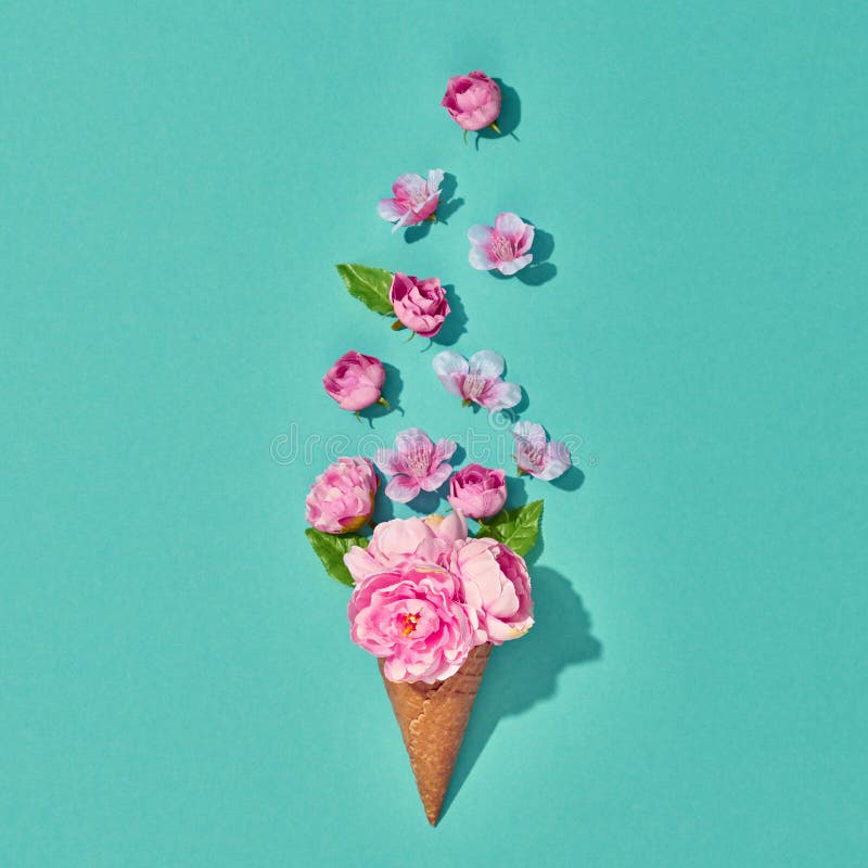 Cono de helado con los caramelos, flores vendimia imágenes de archivo libres de regalías Cono de helado con los caramelos, flores vendimia imágenes de archivo libres de regalías