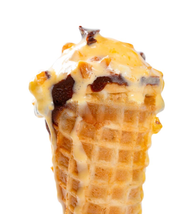 Cono gelato di sapore del cioccolato & del mango che si fonde su bianco con la fine del percorso di ritaglio su immagini stock libere da diritti Cono gelato di sapore del cioccolato & del mango che si fonde su bianco con la fine del percorso di ritaglio su immagini stock libere da diritti