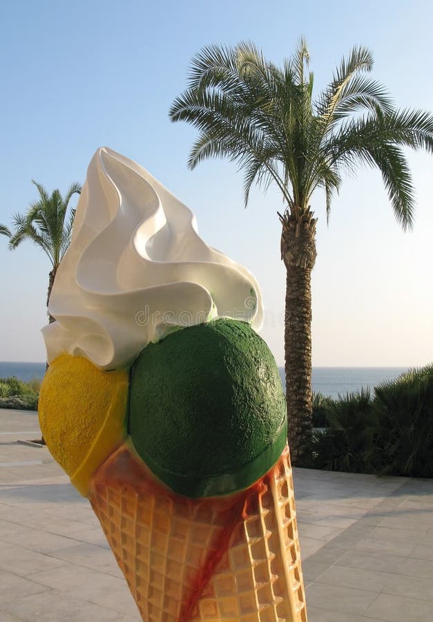 Cono y palmera del helado imagen de archivo Cono y palmera del helado imagen de archivo